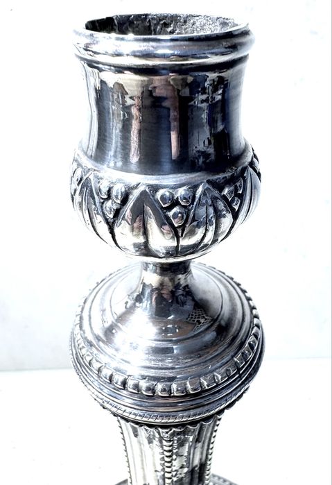 Raro antigo castiçal francês Louis XVI do Sec. XVIII c. banho em prata