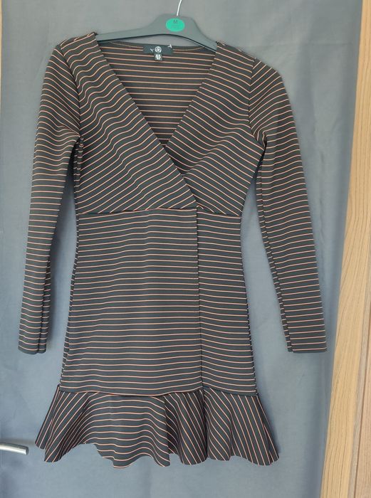 Sukienka z falbaną elastyczna