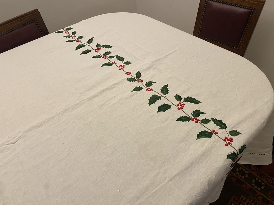 Toalha em linho com bordados de motivos natalicios