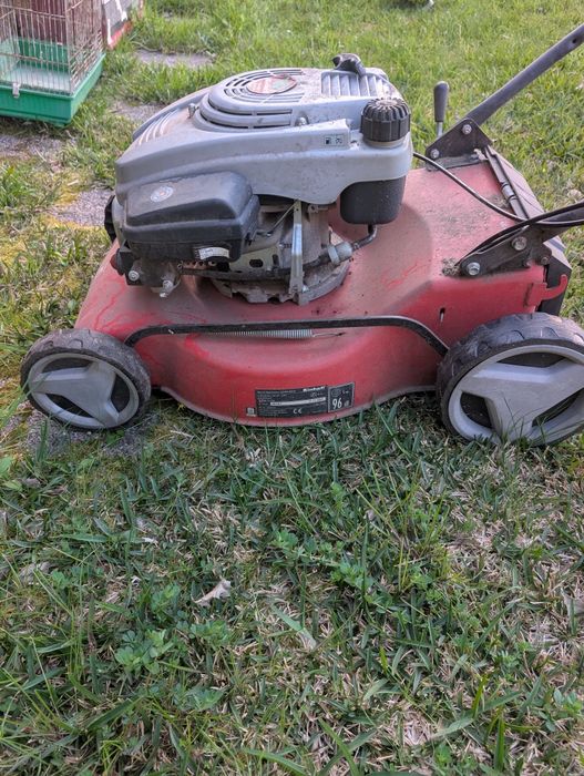 Máquina de cortar relva