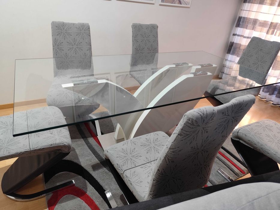 Mesa de jantar de vidro + oferta de cadeiras