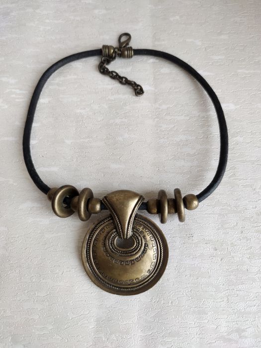 Colar étnico com fio de couro
