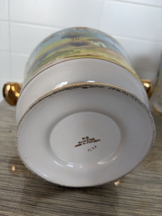 Um par de peças de porcelana portuguesa pintadas
