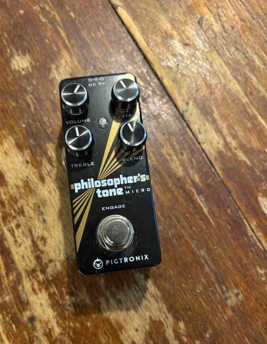 2 pedais - compressor Pigtronix Philosopher's Tone Micro (Desde Ross, Dyna Comp, CS-2 - mas transparente - com EQ e sem ruído) + Donner Chorus = Boss