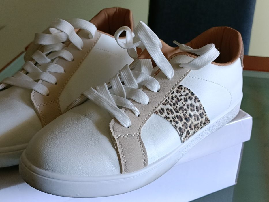 Vendo sapatilhas brancas