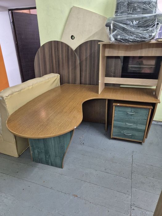 Столы офисные и компьютерные в большом количестве