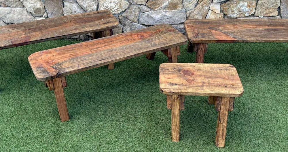 Bancos antigos rústicos e artesanais em madeira de pinho