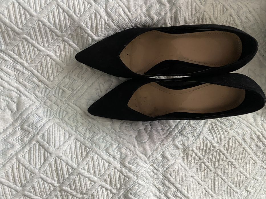 Dois pares de sapatos ambos pretos