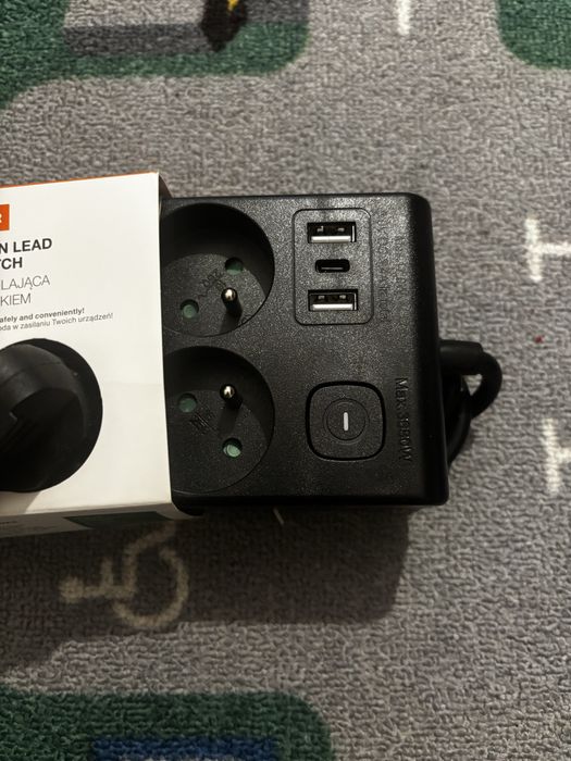 Przedłużacz 1,5 m czarny Hykker 4 gniazdka + 2 x USB, USB-C