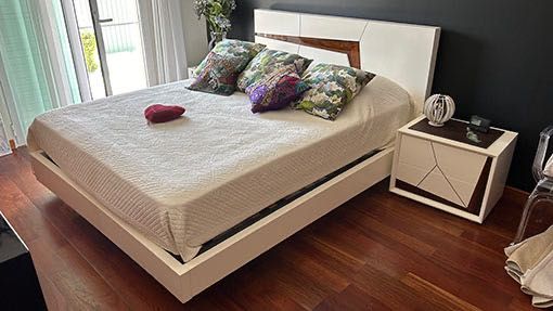 Cama com cabeceira e colchão 160 cm, e duas mesas de cabeceira