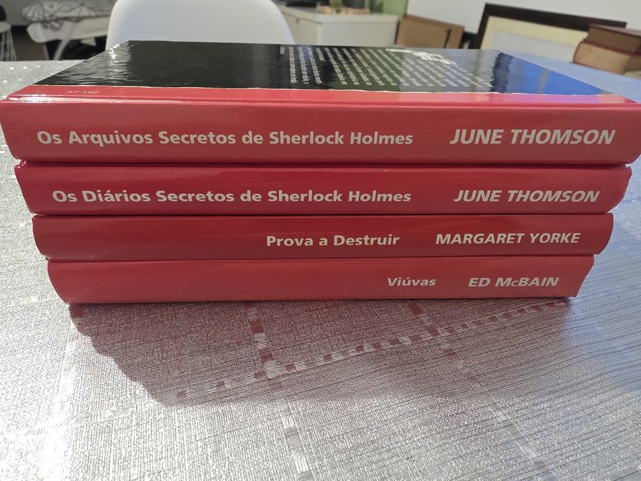 Lote de 4 livros policiais, Círculo de Leitores, capa dura, em ótimo estado