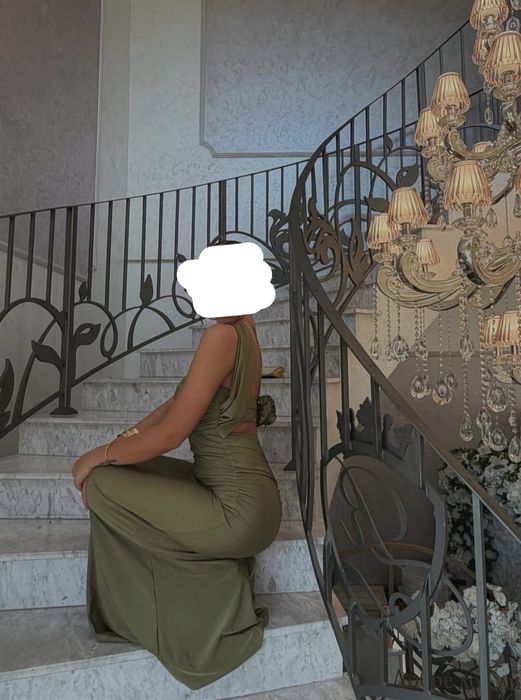 Sukienka bodycon dopasowana bez ramiączek z odkrytymi plecami lou