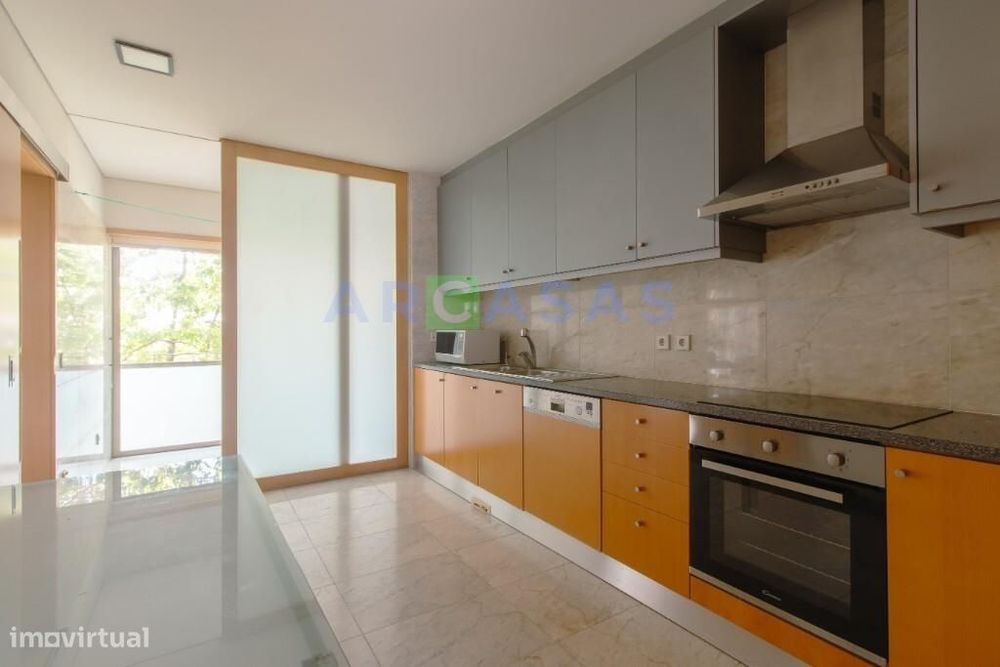 Apartamento T3 com varanda e garagem fechada para 2 carros na Póvoa de