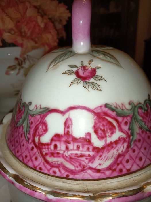 Terrina brasonada  chinesa
17 cm de diâmetro x 20 c