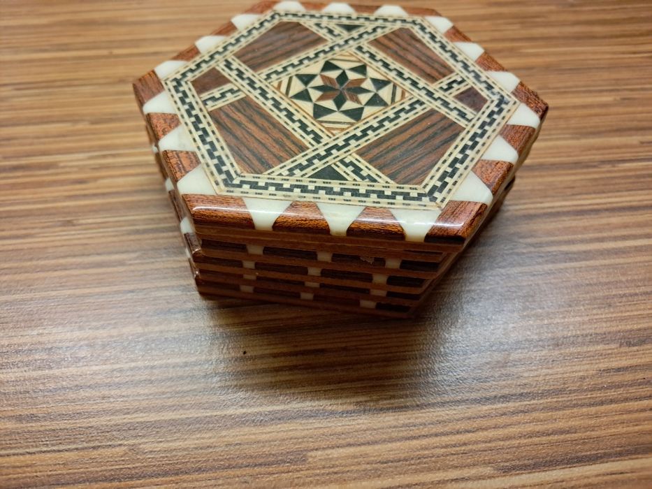 Zestaw 6 drewnianych podstawek z intersją vintage