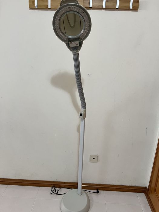 Candeeiro para estetica com lupa