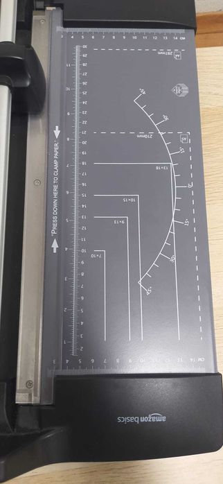 Guilhotina de papel giratória A4 Amazon Basics