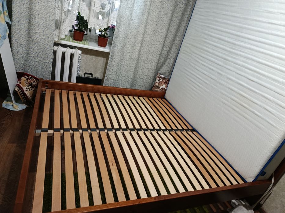 Ліжко двоспальне 180*200 з матрацом