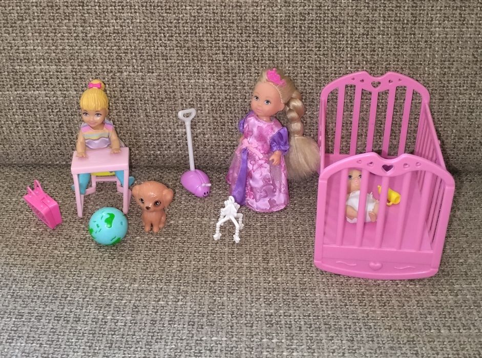 Irmãs da Barbie com móveis