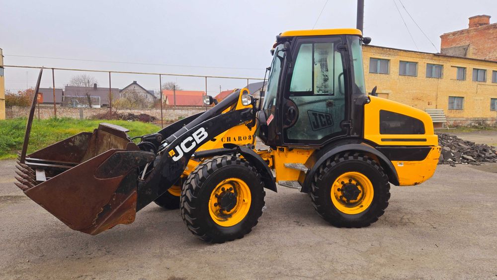 Фронтальний навантажувач jcb