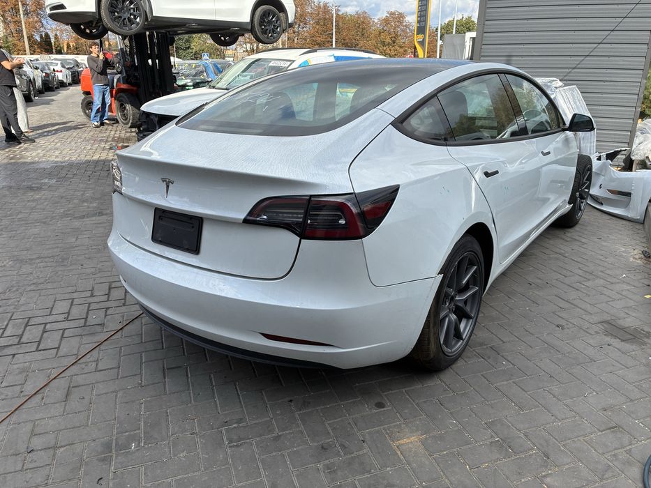 Tesla model 3 2023 залізофосфат