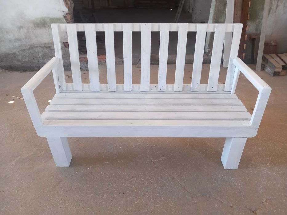 Banco rústico feito em madeira de paletes 1,48cm comprimento  0,49cm fundo
