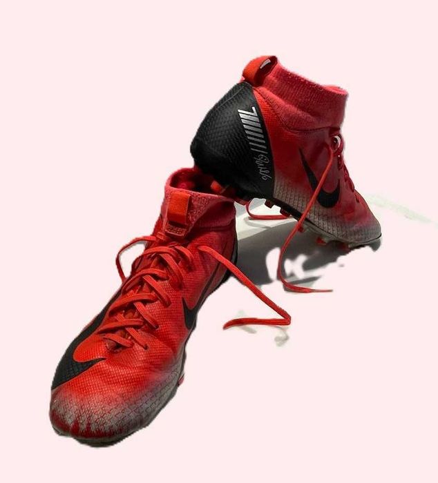 Chuteiras Nike vermelhas com cano alto – pouco uso, bom estado!