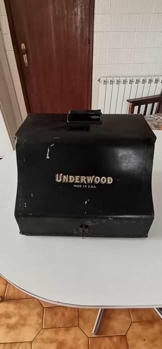 Máquina de escrever com mais de cem anos em ótimo estado.