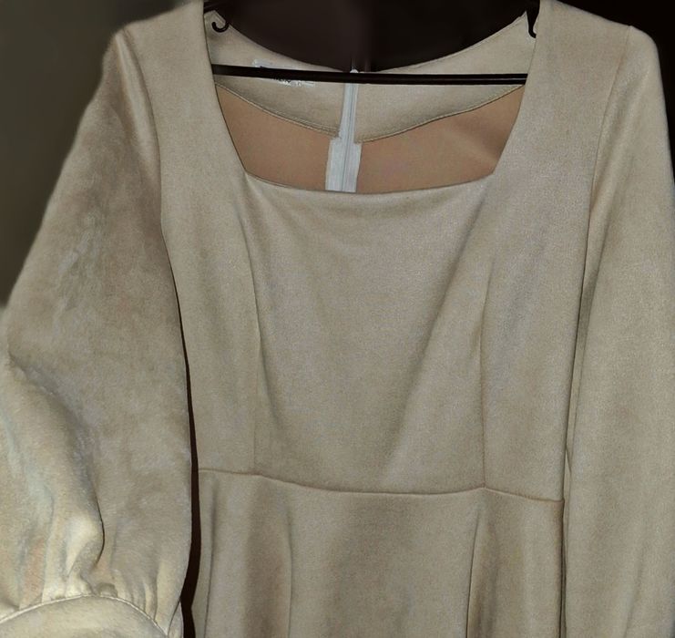 Бежева сукня для свят і особливих подій