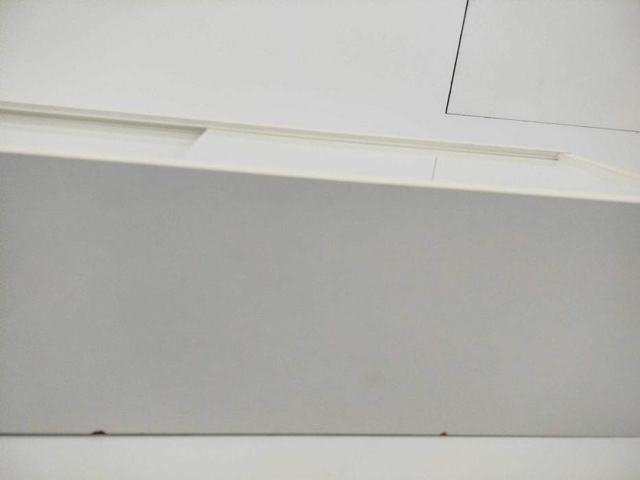 Estante de parede com portas deslizantes