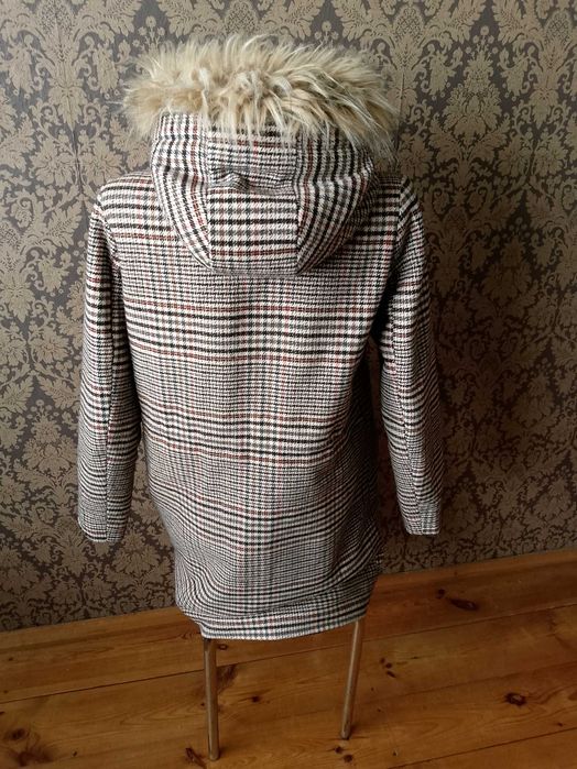 długa kurtka zimowa w kratę parka