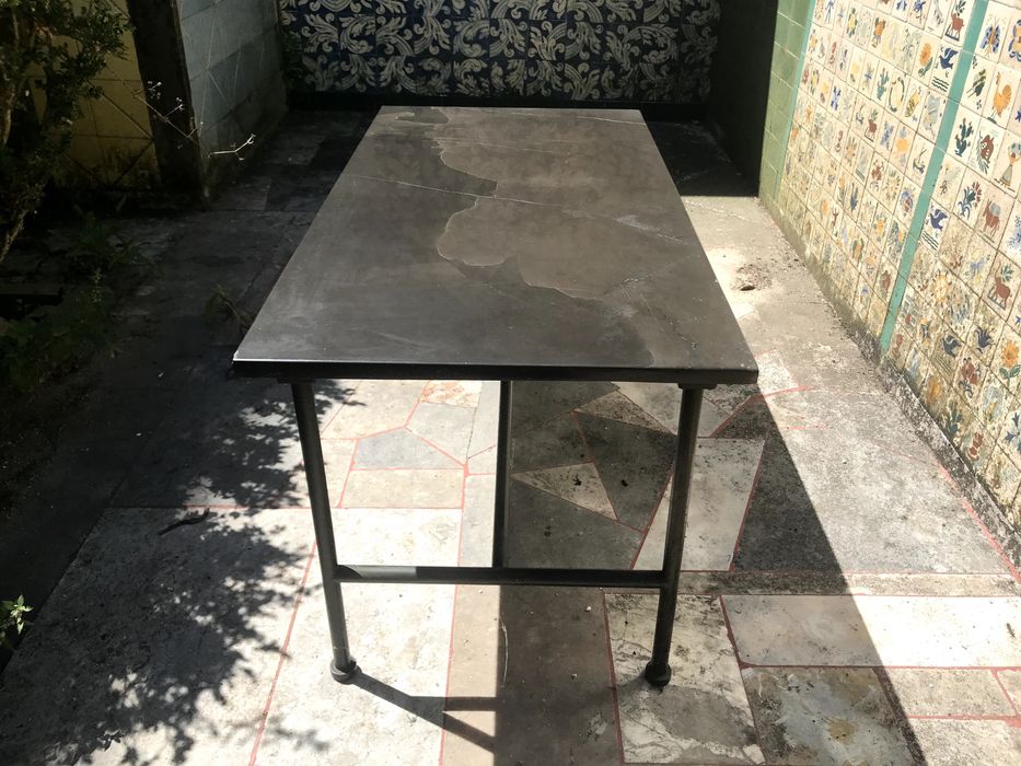 Mesa de café com tampo de mármore