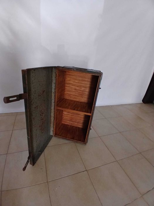 Arca /Bau metálica com interior em madeira