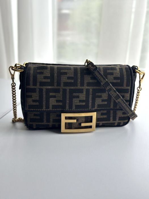 Культова маленька сумка Baguette Fendi