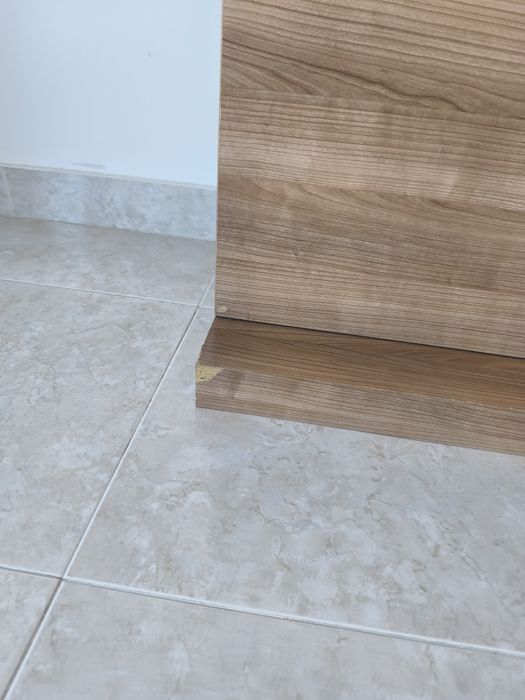 Móvel TV com vitrine e prateleiras de parede