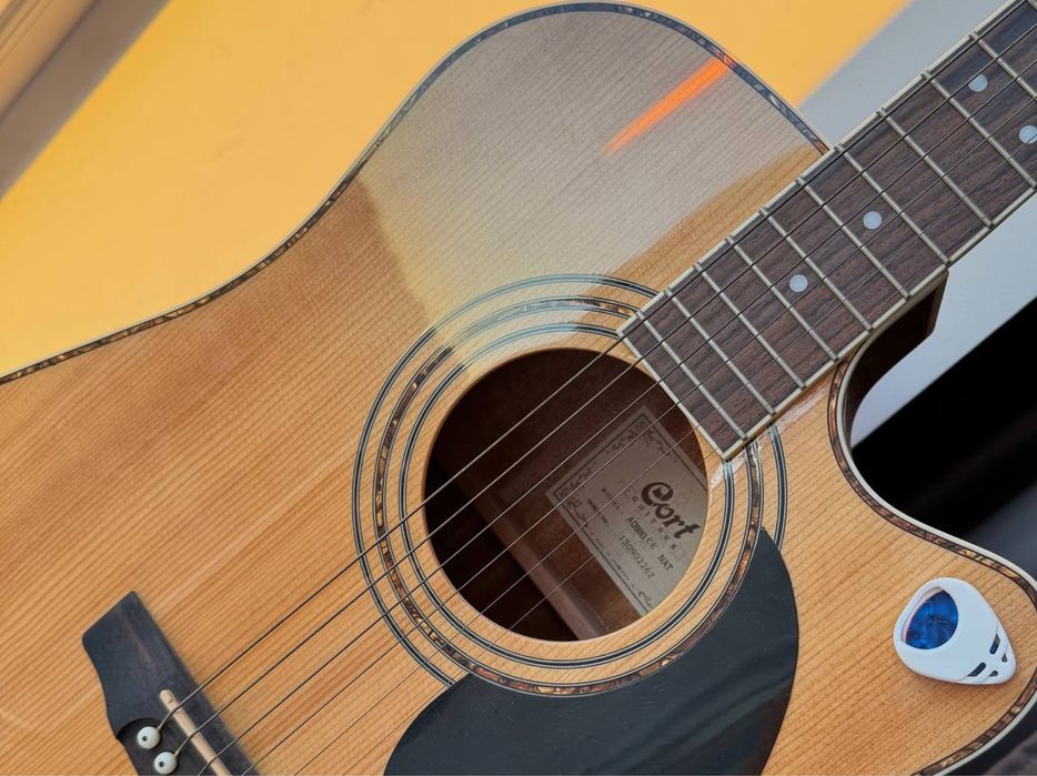 Продам гитару Cort