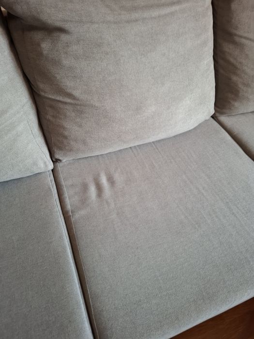 Sofá Chaiselongue Cinzento + 2 Puffs – Praticamente Novo (3 Anos)