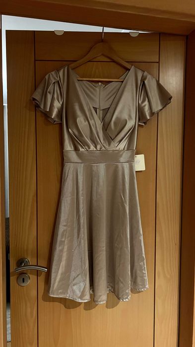 Vestido de festa dourado claro acetinado