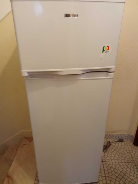 Frigorífico da marca select line com 2 anos de uso em excelente estado