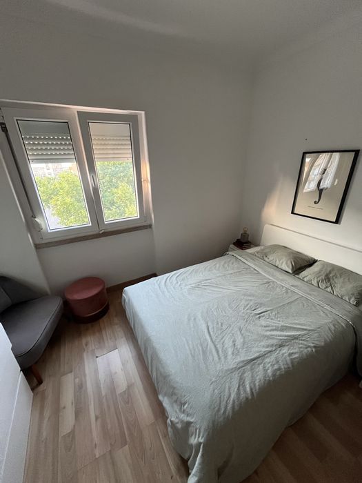 Cama branca Ikea - conjunto completo (cama, estrado e colchao).