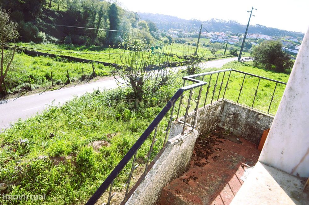 Moradia para renovar em Santo Estevão das Galés inserida num terreno d