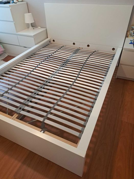 Conjunto de Quarto IKEA Malm (Cama; Estrado; Mesas de cabeceira) + Colchões Premium Royal Palace Bedding