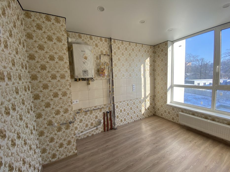 Простора квартира з гардеробом, газове опалення, середній поверх