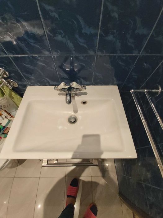 Umywalka z podwieszaną szafką z szufladami
