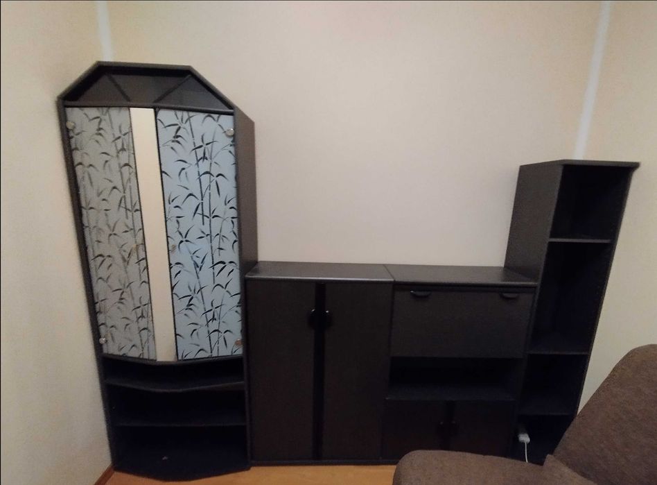 mebelki oddam . lusterko i lampka wewnatrz