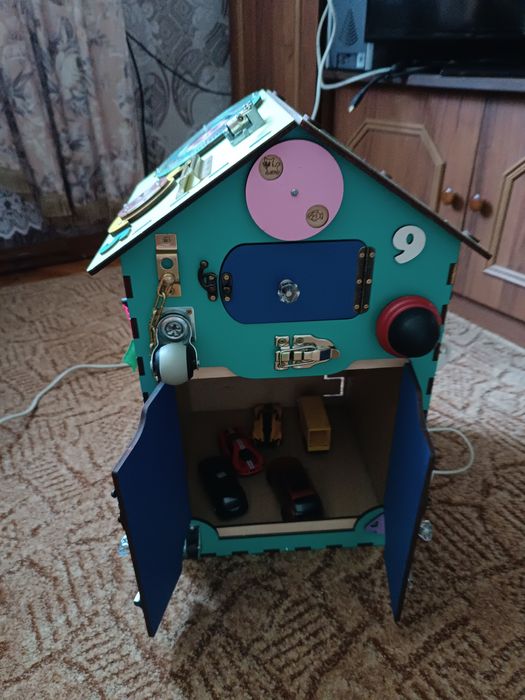 Бізібудинок з гаражем