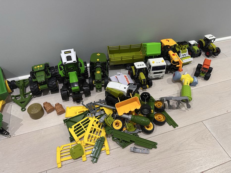 Zestaw zabawek traktor , kombajn, przyczepy