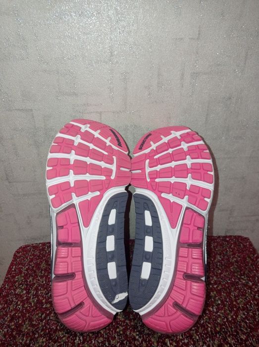Бігові кросівки фірми Sauconu  41 розміру