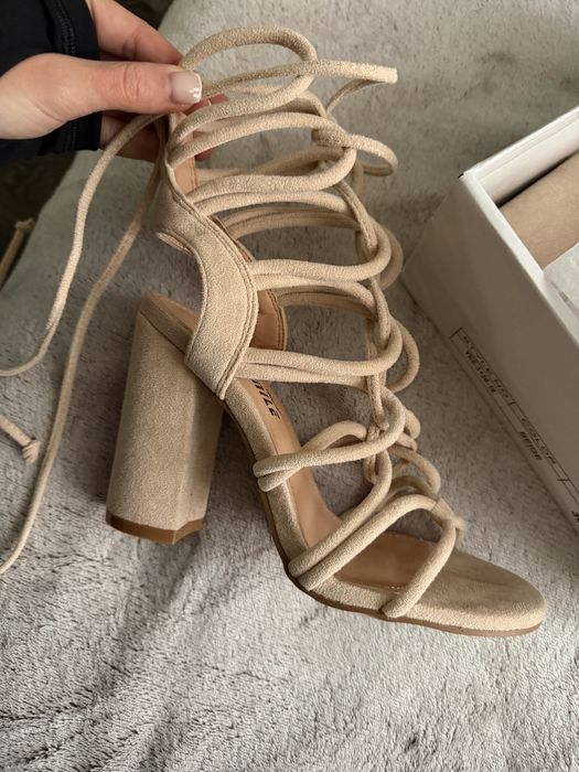 Босоніжки на завʼязках 36 розмір нові