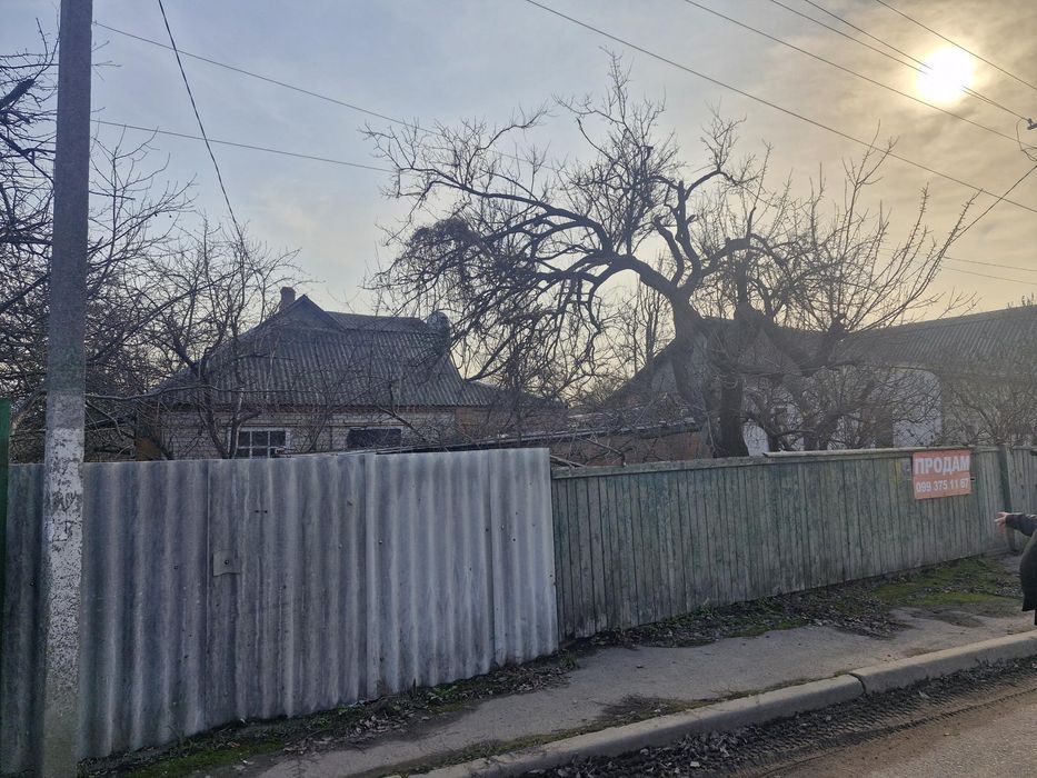 Продається 1/2 житлового будинку з ділянкою 10 соток та маленьким пруд